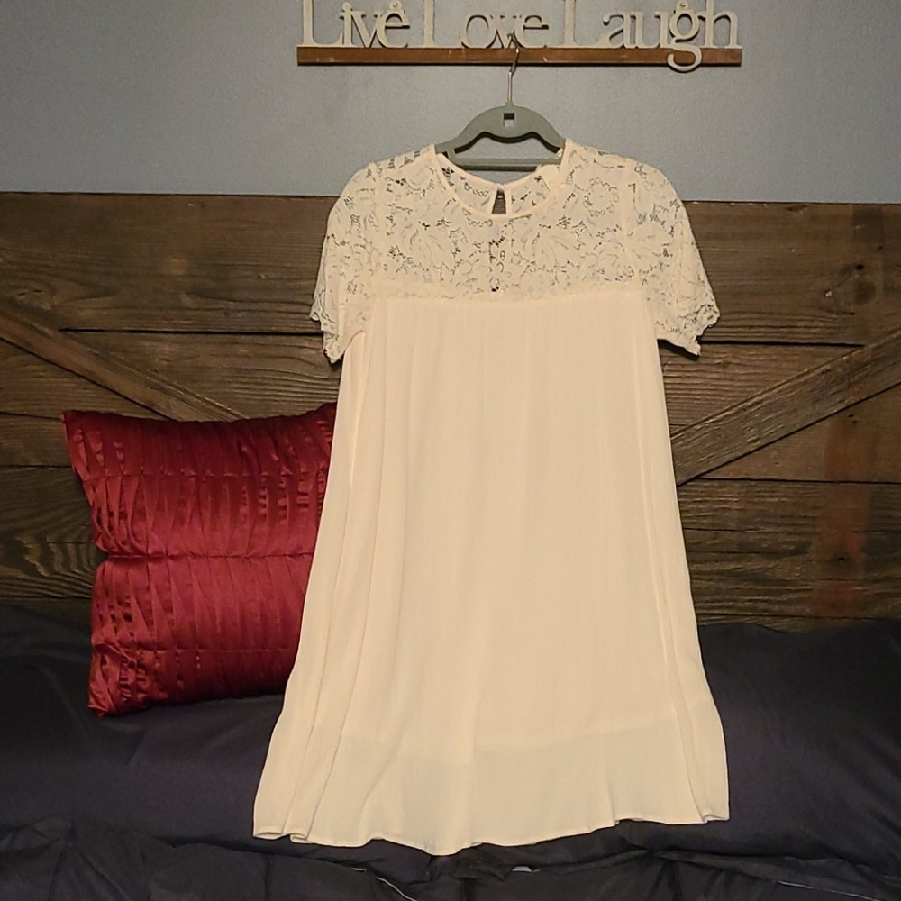 ⭐️⭐️Ivory H & M short-sleeve dress